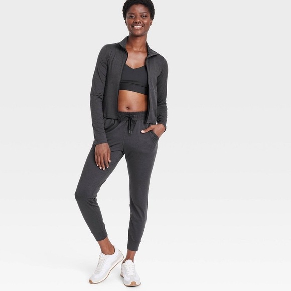 All In Motion Women's Soft Stretch Mid-Rise Jogger
Pants- Size M- BNWT - Picture 5 of 6